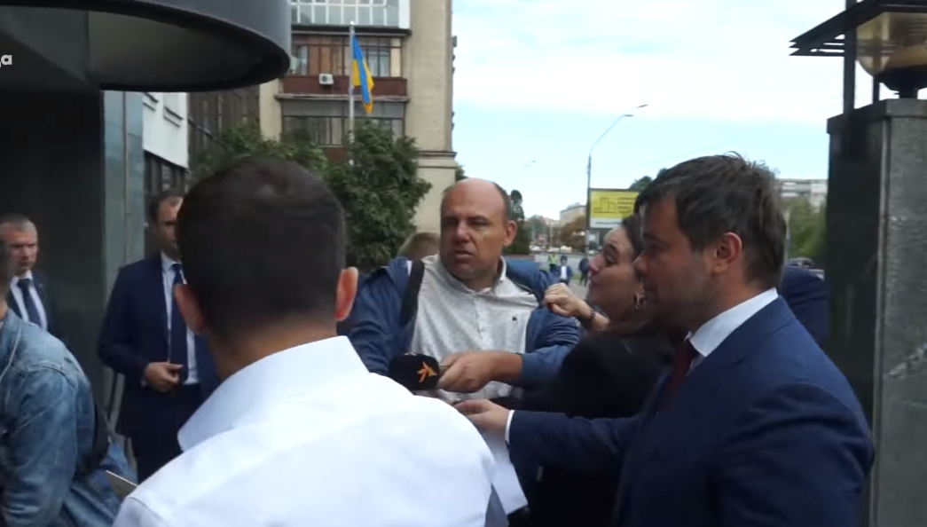 Мендель оттолкнула журналиста, который хотел задать вопрос Зеленскому