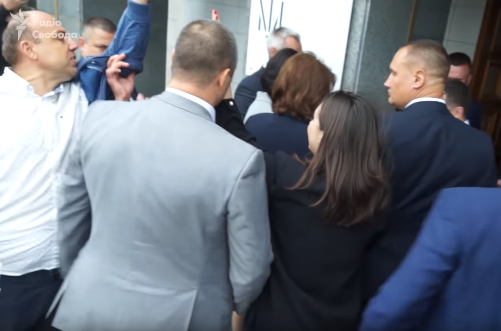Мендель оттолкнула журналиста, который хотел задать вопрос Зеленскому