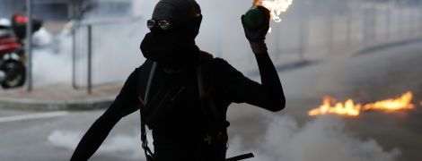 Меркель слушала государственный гимн сидя на фоне проблем со здоровьем (8 фото)