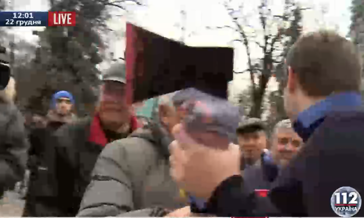 Митингующий под Радой вручил Парасюку топор