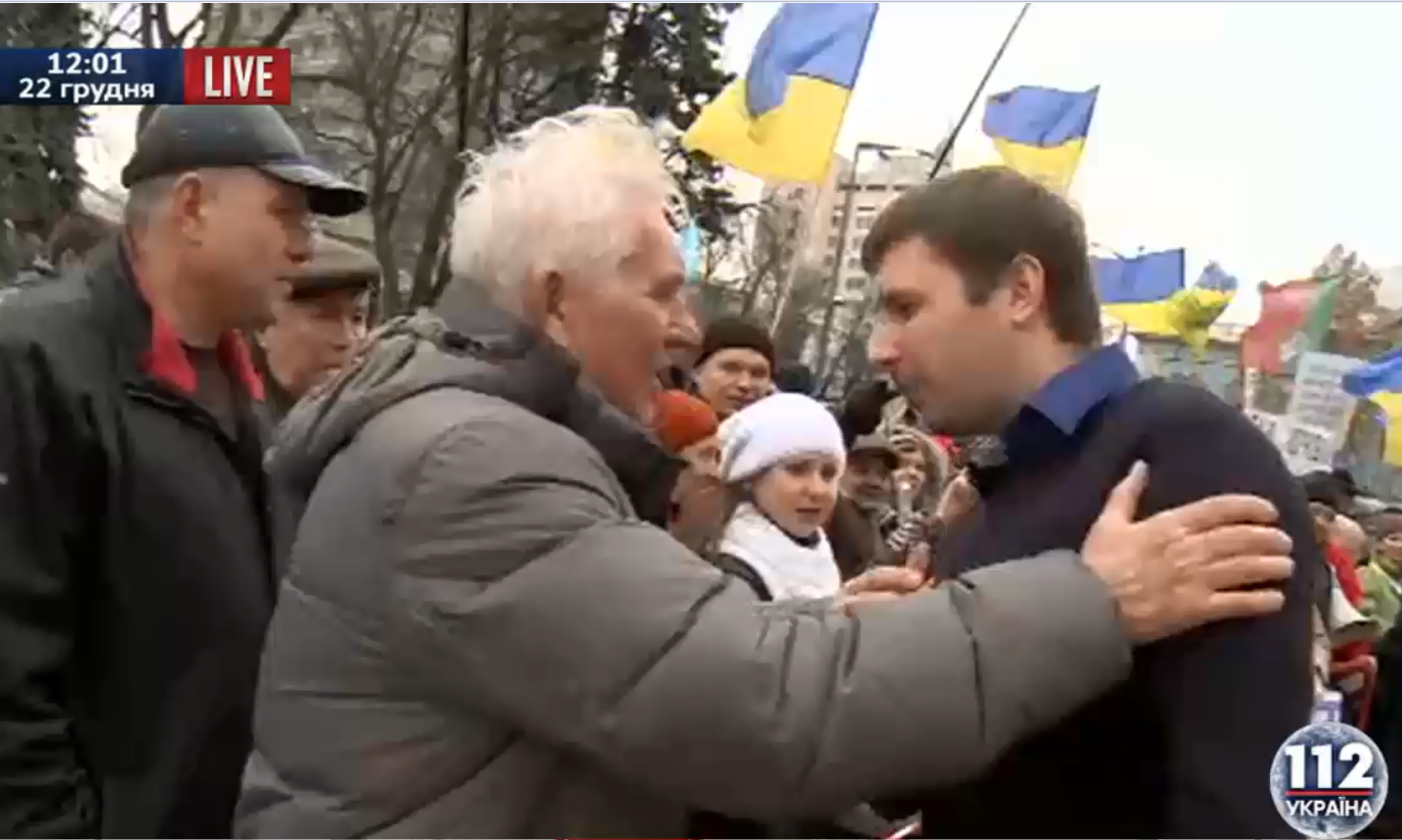 Митингующий под Радой вручил Парасюку топор