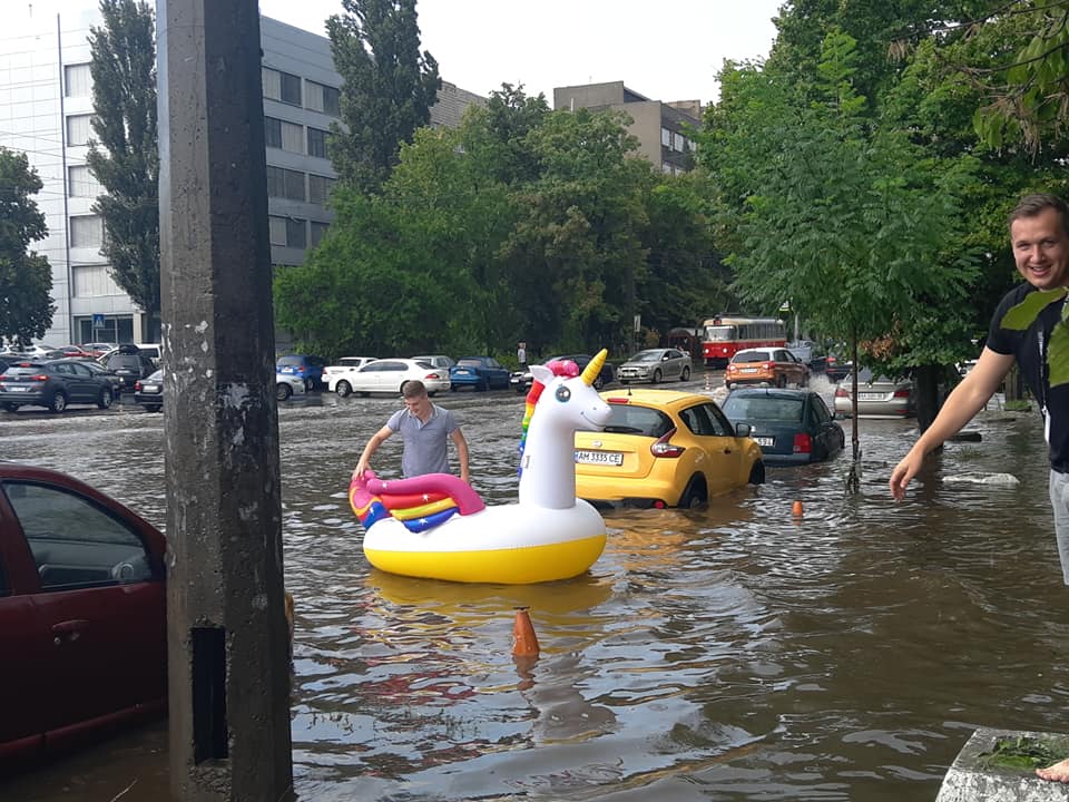 Мощный ливень затопил Киев: улицы ушли под воду, подтоплены станции метро (ФОТО, ВИДЕО)