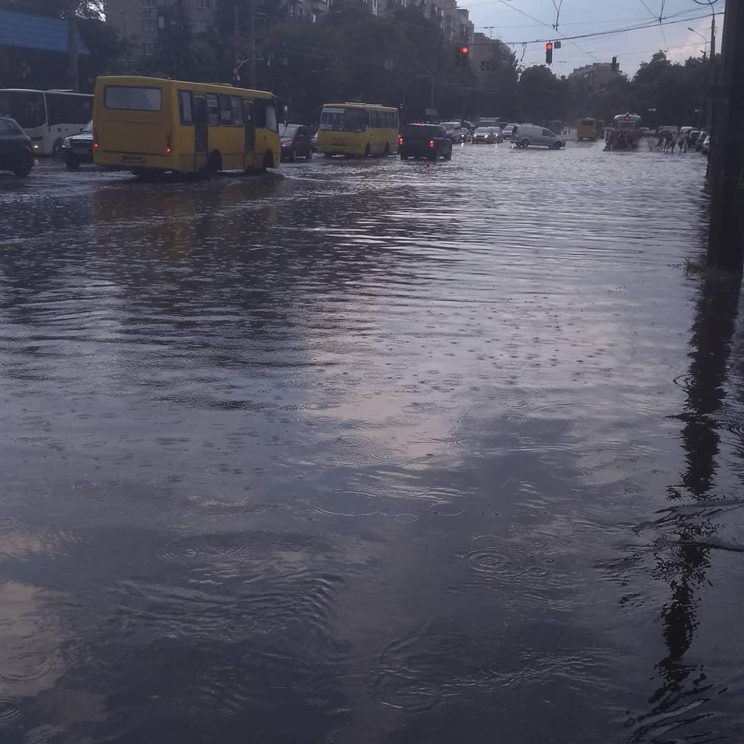 Мощный ливень затопил Киев: улицы ушли под воду, подтоплены станции метро (ФОТО, ВИДЕО)