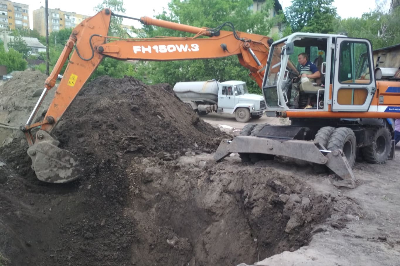 На Харьковщине группа коммунальщиков отравилась газами в канализационном коллекторе, есть жертвы (ФОТО)