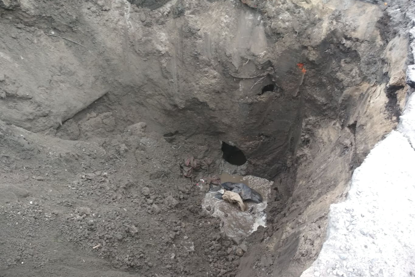 На Харьковщине группа коммунальщиков отравилась газами в канализационном коллекторе, есть жертвы (ФОТО)