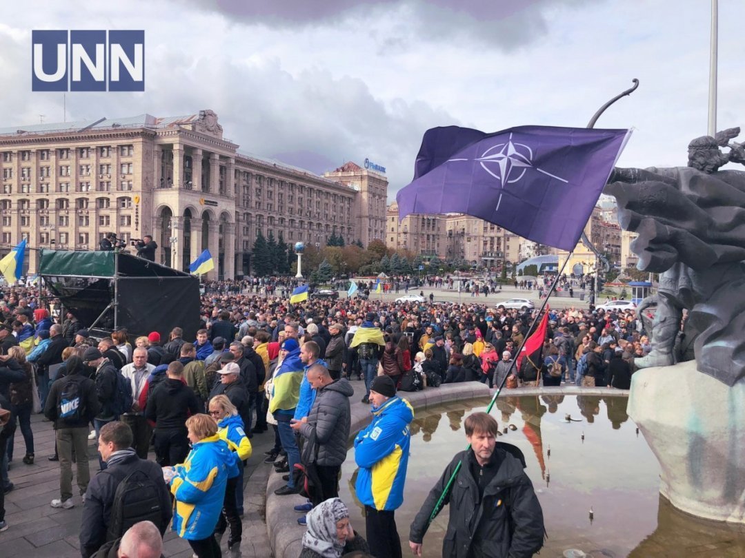 На Майдане тысячи людей собрались на вече против формулы Штайнмайера (ФОТО)