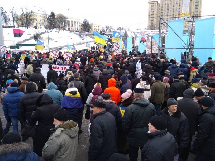 На Майдане участники акции Руху нових сил начали разбирать металлические конструкции