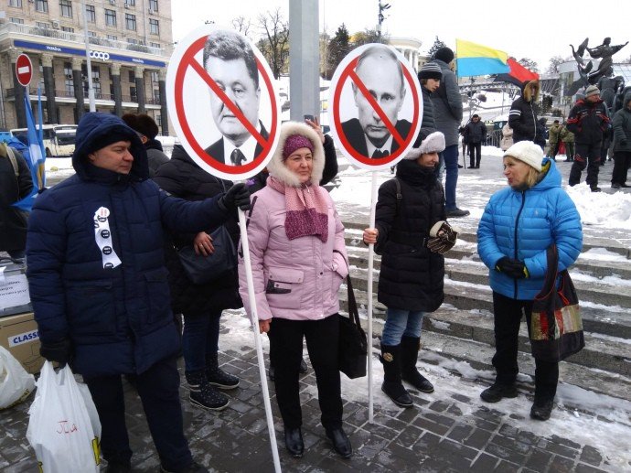 На Майдане участники акции Руху нових сил начали разбирать металлические конструкции