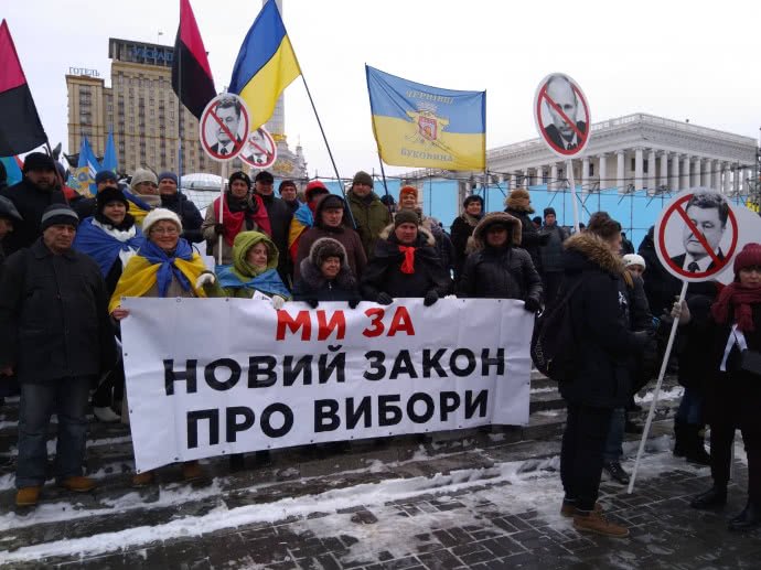 На Майдане участники акции Руху нових сил начали разбирать металлические конструкции