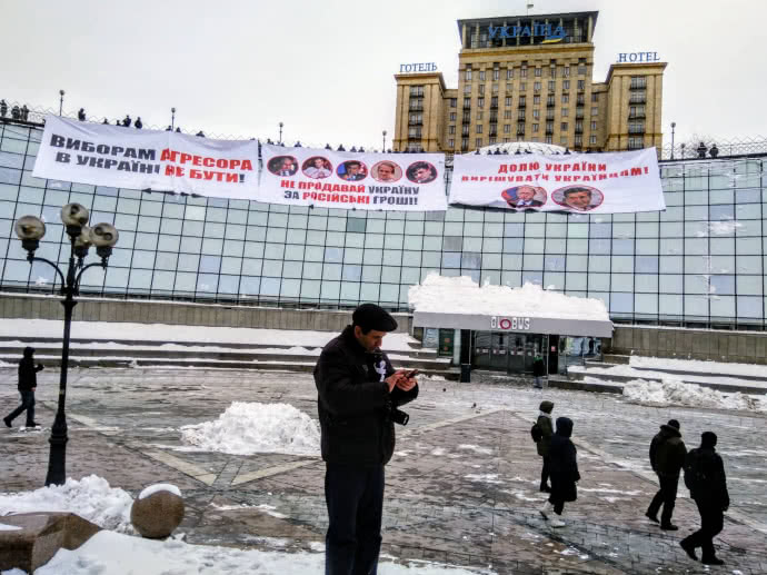 На Майдане участники акции Руху нових сил начали разбирать металлические конструкции