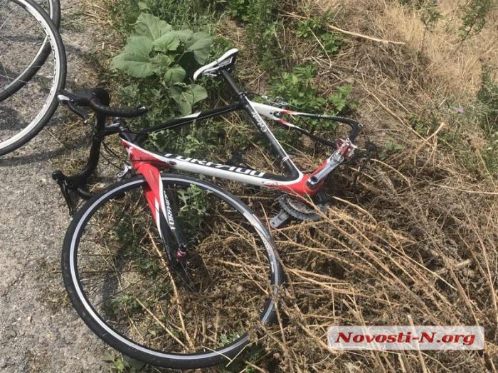 На Николаевщине автомобиль въехал в группу несовершеннолетних спортсменов-велосипедистов (ФОТО, ВИДЕО)