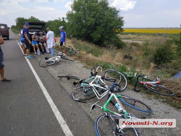 На Николаевщине автомобиль въехал в группу несовершеннолетних спортсменов-велосипедистов (ФОТО, ВИДЕО)