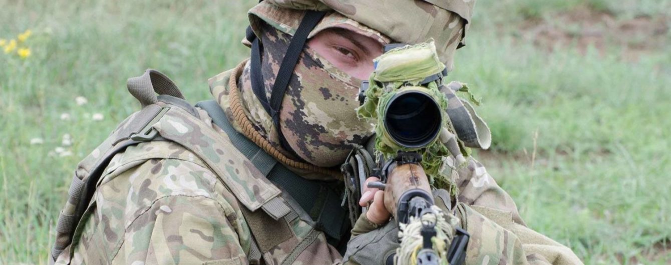На передовой во время обстрелов был ранен украинский боец. Ситуация на Донбассе
