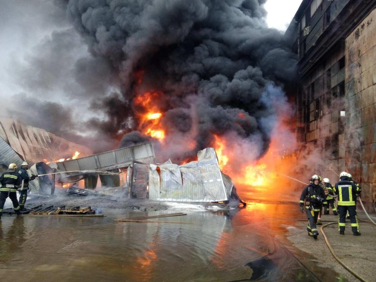 На Подоле в Киеве горят склады, площадь пожара составляет 3000 кв. м