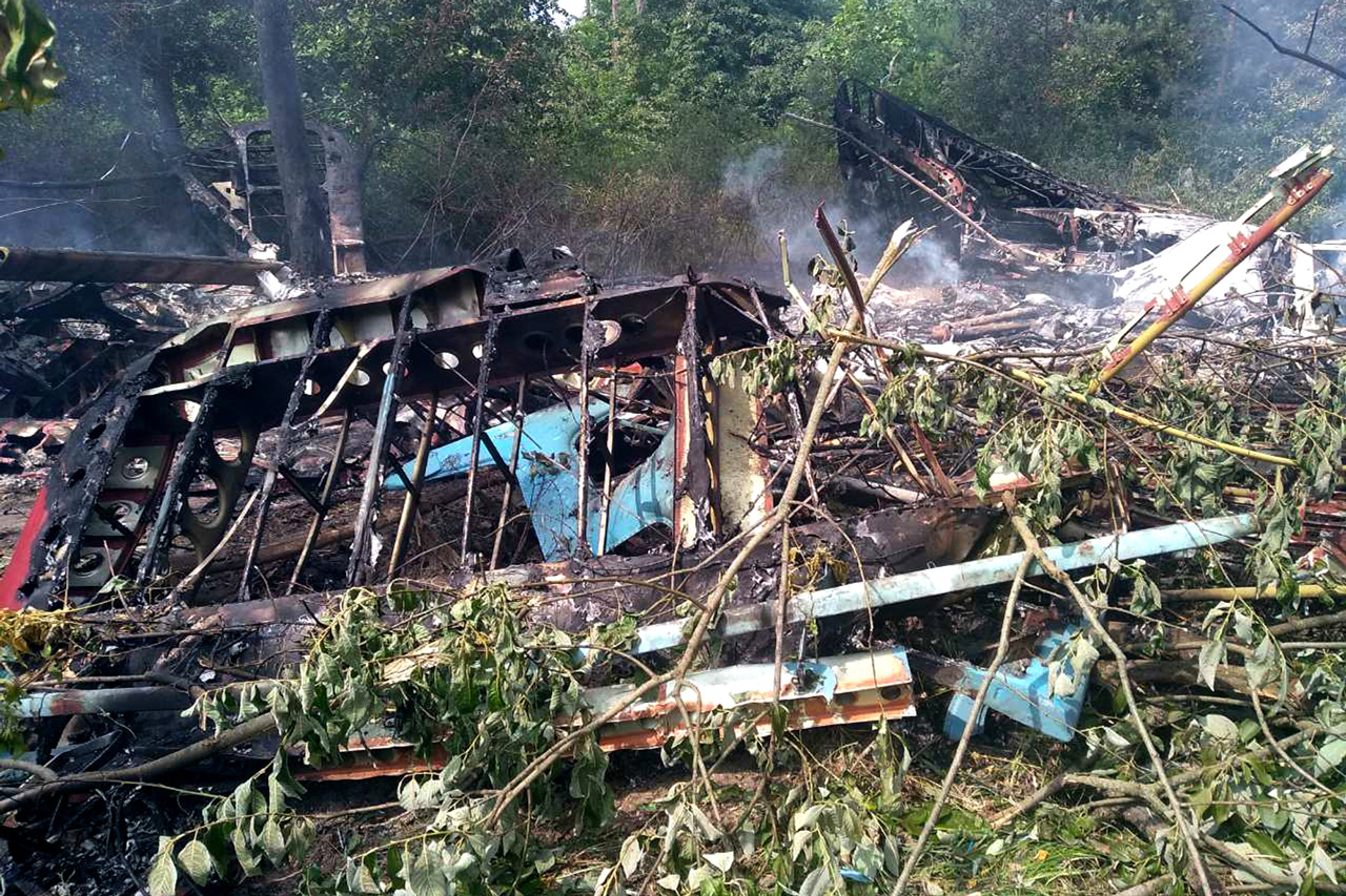 На Полтавщине после аварийной посадки сгорел самолет (ФОТО)