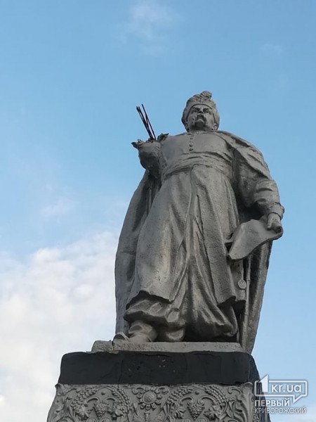 На родине Зеленского памятник Хмельницкому потерял руку (ФОТО)