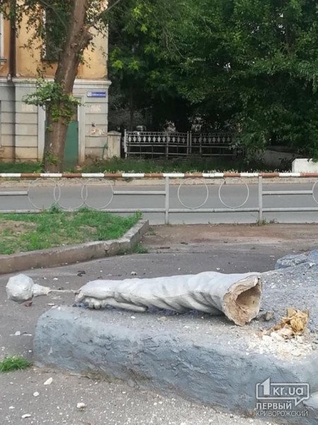 На родине Зеленского памятник Хмельницкому потерял руку (ФОТО)