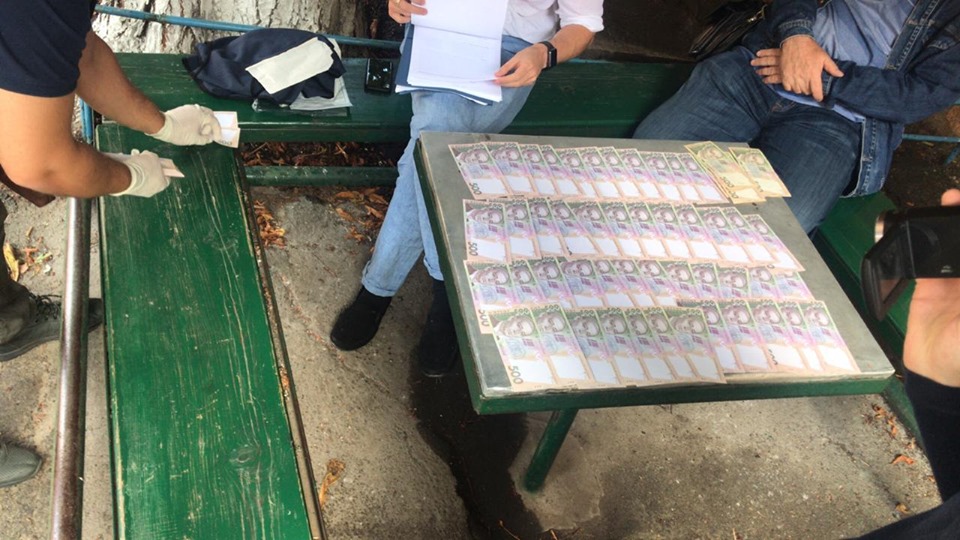 На взятке в 100 тыс. грн погорел чиновник из Киевской области (ФОТО)