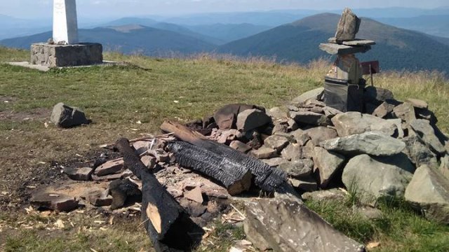 На Закарпатье вандалы срубили и сожгли 8-метровый поклонный крест на горе Полонина-Руна