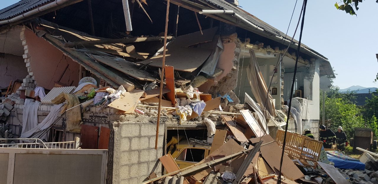 На Закарпатье взрыв газа разрушил жилой дом, есть пострадавшие (ФОТО)