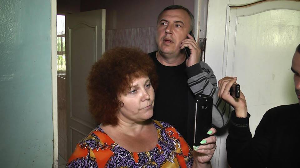 На журналистку телеканала 112 Украина напали во время съемок сюжета о психоневрологическом интернате в Днепропетровской области