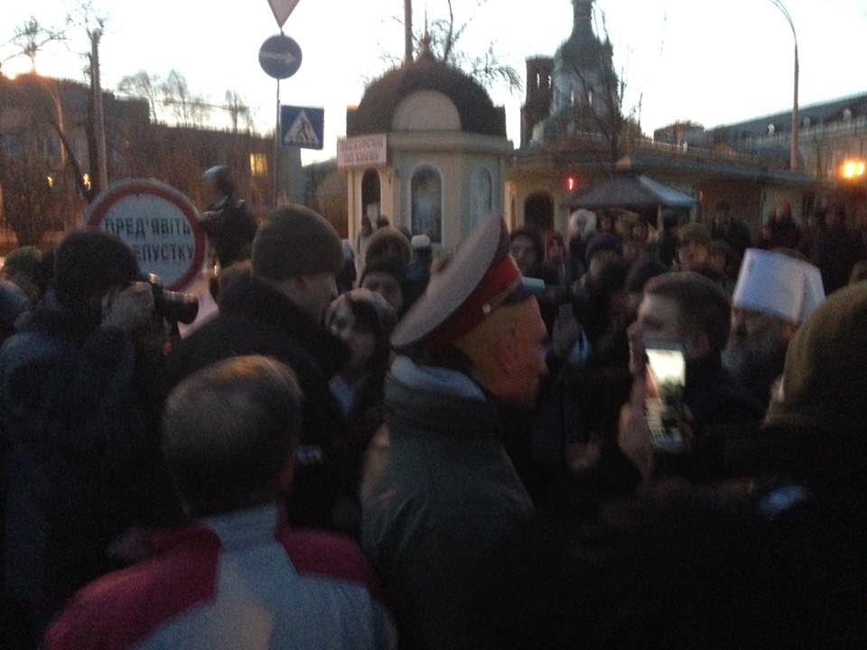 Националисты заблокировали въезд в Киево-Печерскую Лавру