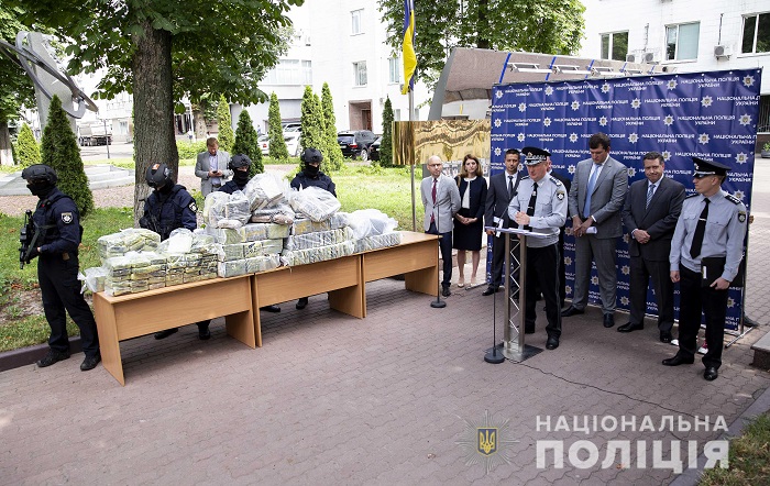 Нацполиция показала фото 400-килограммовой партии кокаина, отобранной у наркокартеля (ВИДЕО)