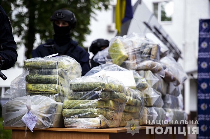 Нацполиция показала фото 400-килограммовой партии кокаина, отобранной у наркокартеля (ВИДЕО)