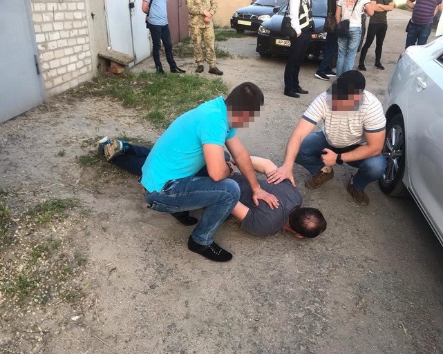 Наклянчили «зелени»: депутата облсовета и полицейского поймали на взятках (ФОТО)