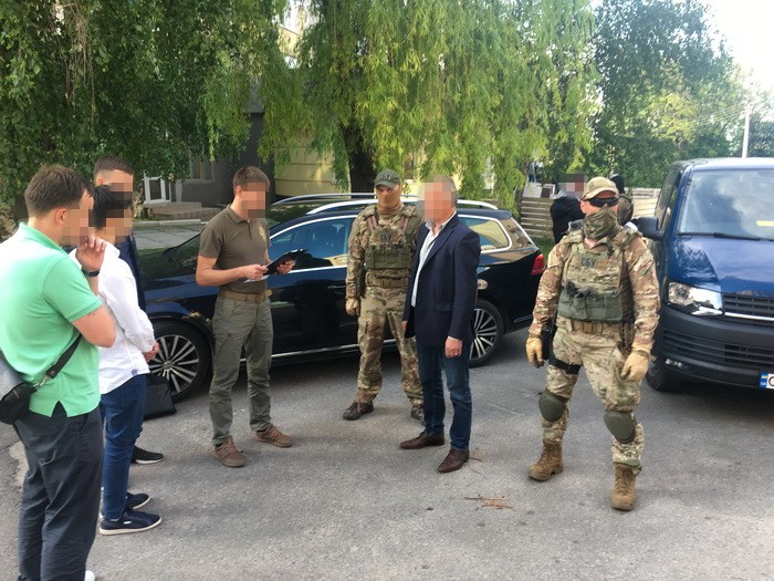 Наклянчили «зелени»: депутата облсовета и полицейского поймали на взятках (ФОТО)