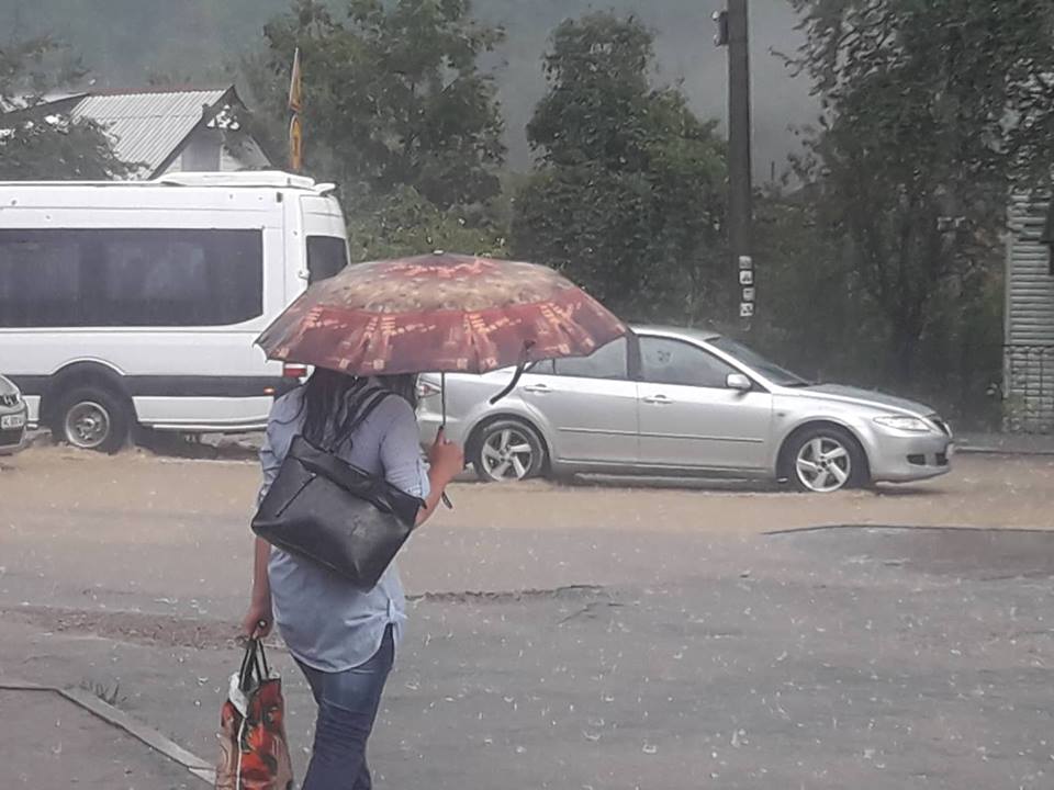 Непогода в Западной Украине: Яремче затопило, местами град