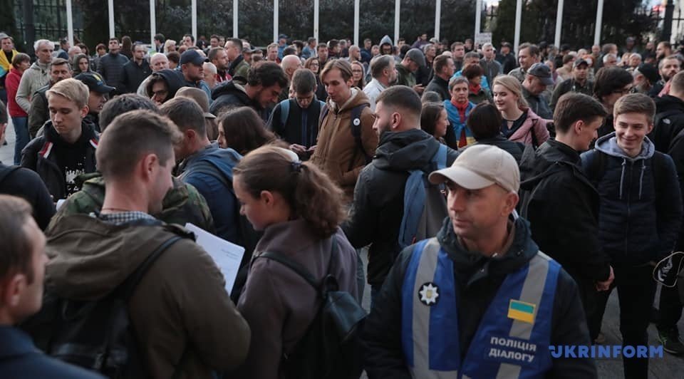 Нет капитуляции: тысяча митингующих пикетировали Офис Президента (ФОТО)
