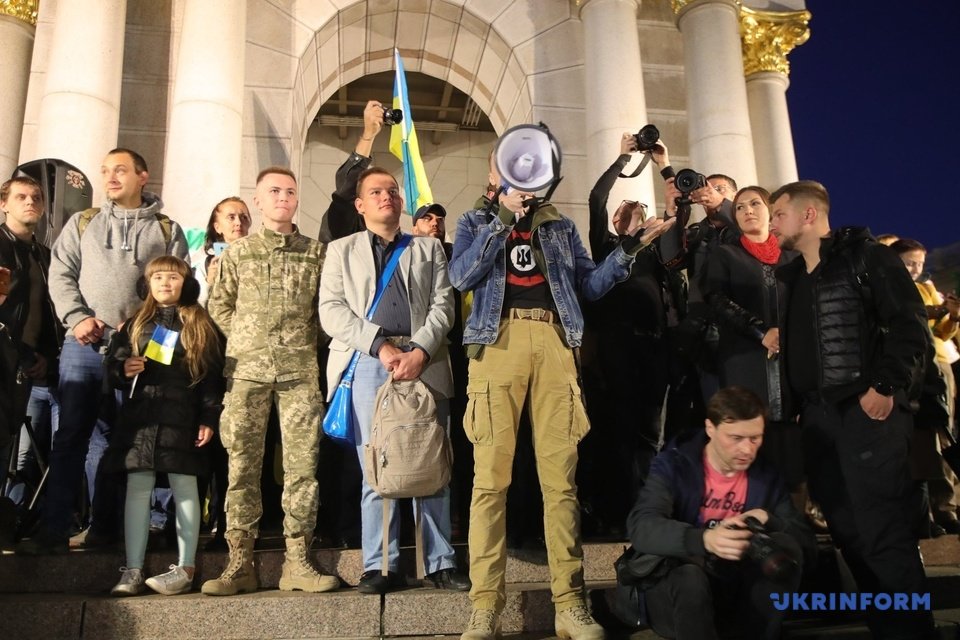 Нет капитуляции!: Участники акции протеста против формулы Штайнмайера отправились к Офису президента