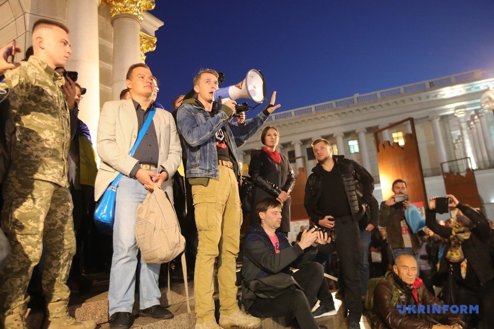 Нет капитуляции!: Участники акции протеста против формулы Штайнмайера отправились к Офису президента