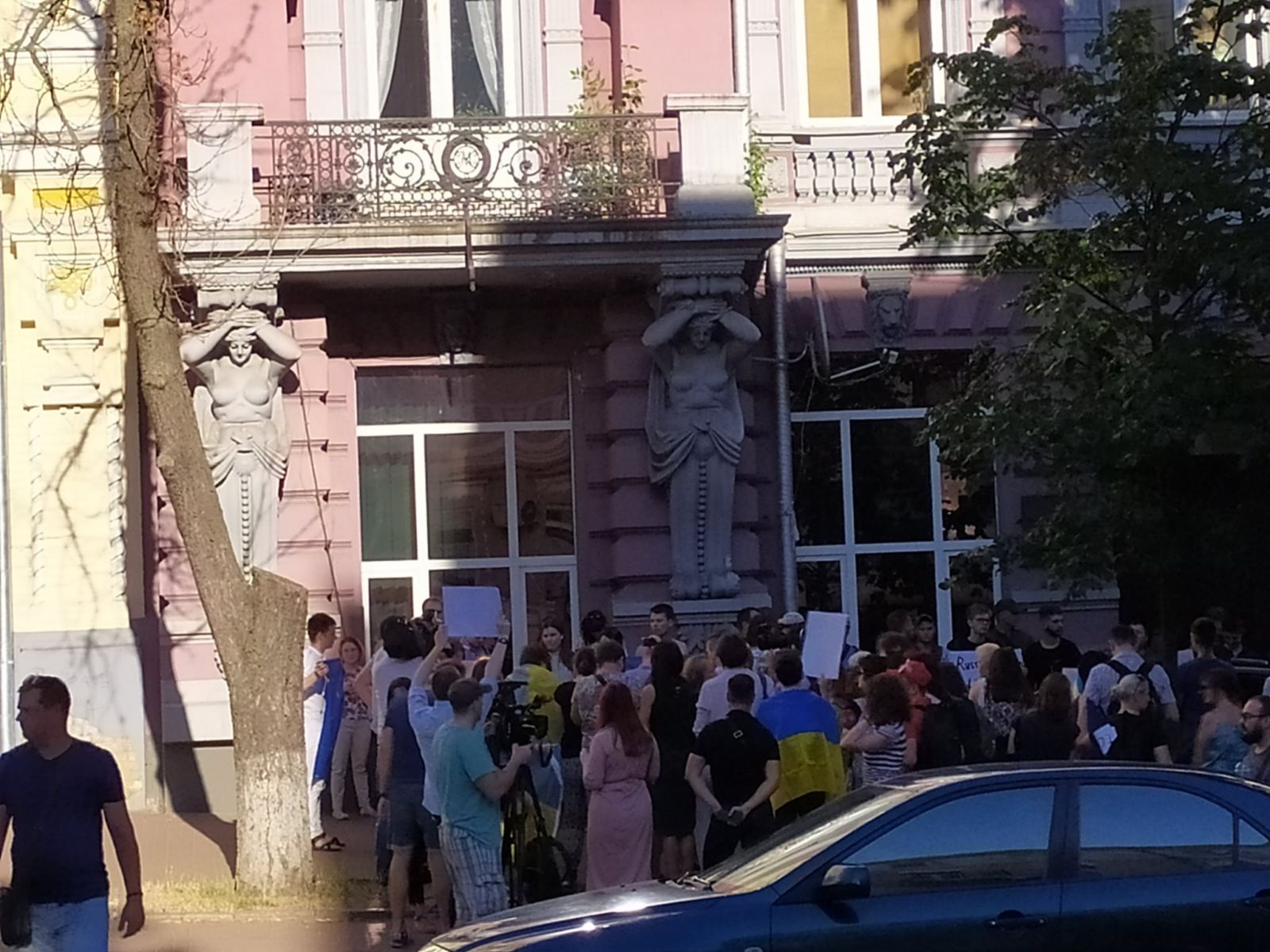 «Нет — России в ПАСЕ!»: активисты пикетируют посольства стран, которые поддержали возвращение России в Совет Европы (ФОТО)