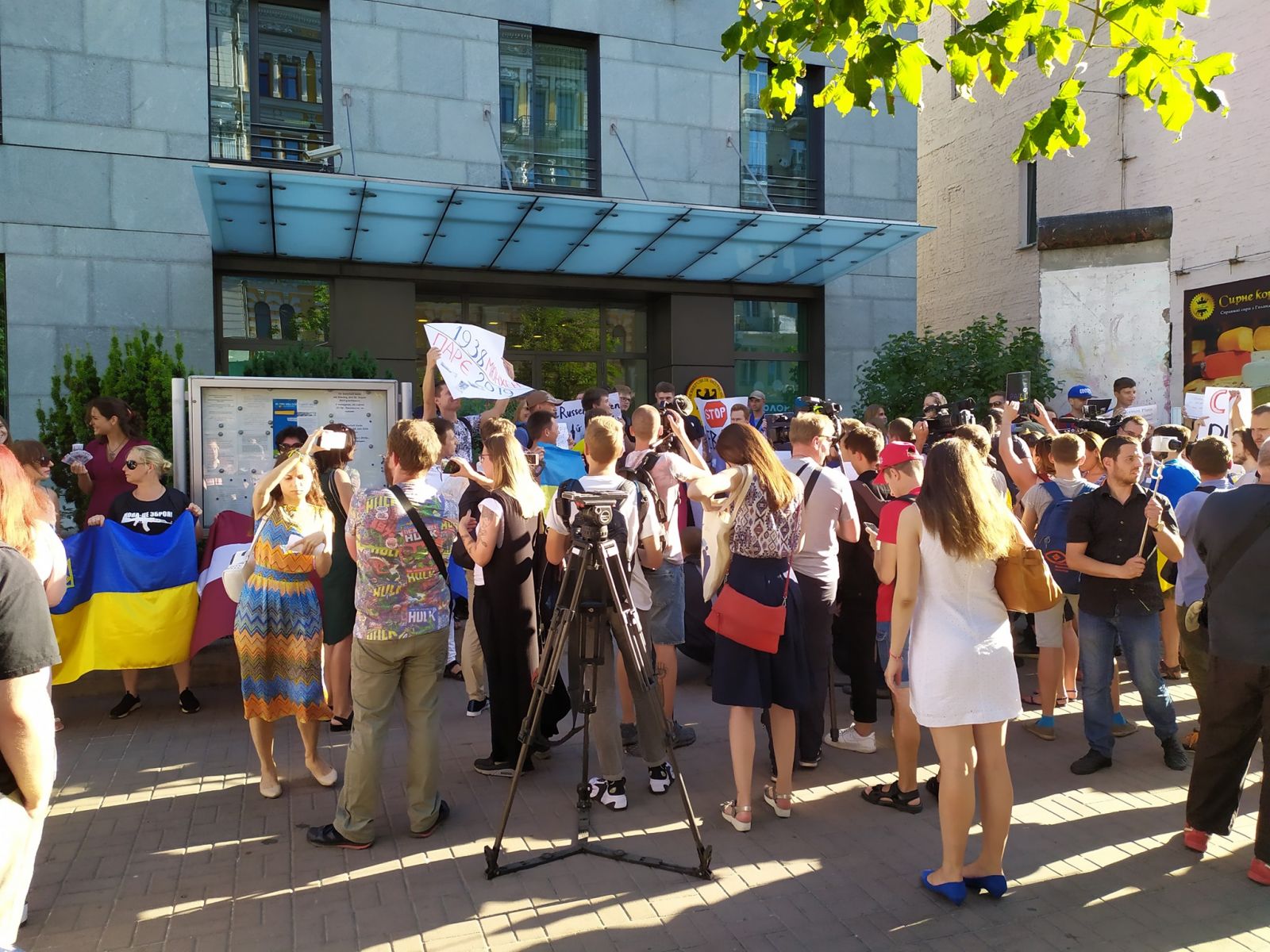 «Нет — России в ПАСЕ!»: активисты пикетируют посольства стран, которые поддержали возвращение России в Совет Европы (ФОТО)