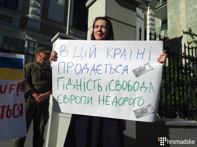 «Нет — России в ПАСЕ!»: активисты пикетируют посольства стран, которые поддержали возвращение России в Совет Европы (ФОТО)