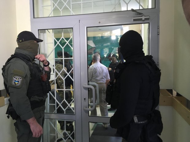 Обыск в банке Порошенко устроили сотрудники ГБР (ФОТО)