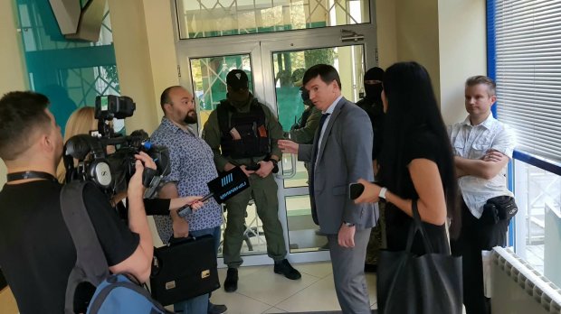 Обыск в банке Порошенко устроили сотрудники ГБР (ФОТО)