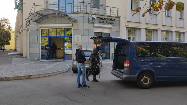 Обыск в банке Порошенко устроили сотрудники ГБР (ФОТО)