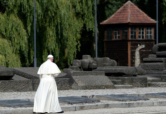 Папа Римский Франциск посетил в Польше бывший концлагерь Аушвиц