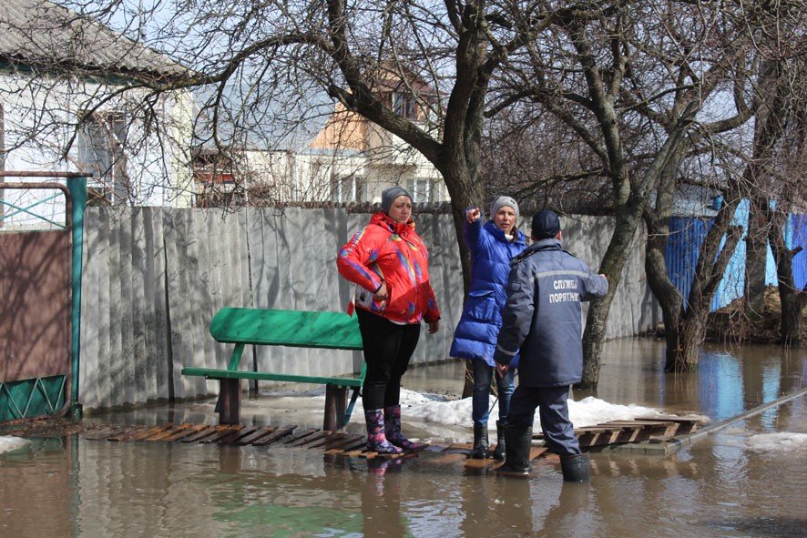 Паводок в Украине: Перекрыты трассы и подтоплены дома