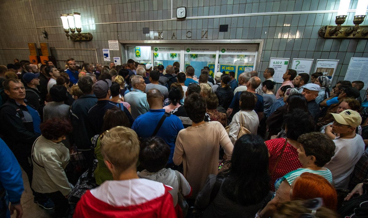 Переход на бесконтактные карты: В киевском метро начали отключать автоматы для продажи жетонов, образовались длинные очереди