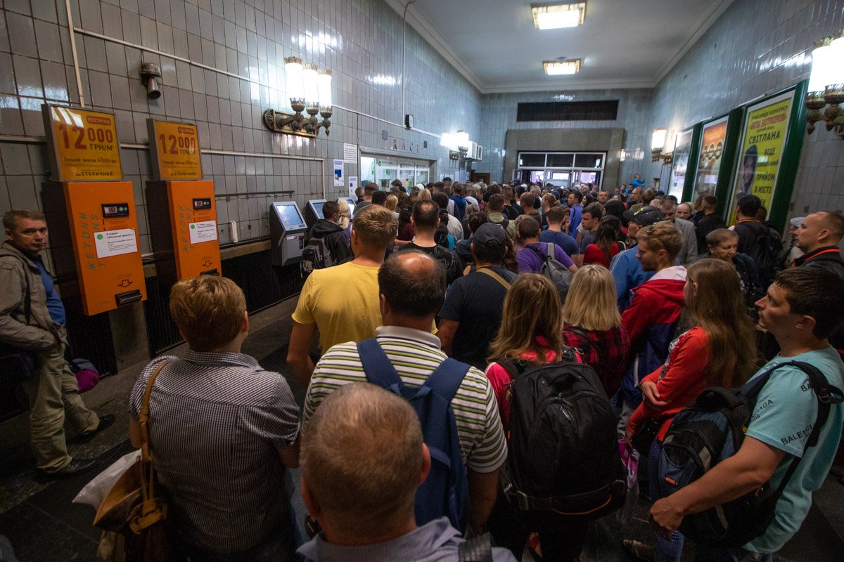 Переход на бесконтактные карты: В киевском метро начали отключать автоматы для продажи жетонов, образовались длинные очереди