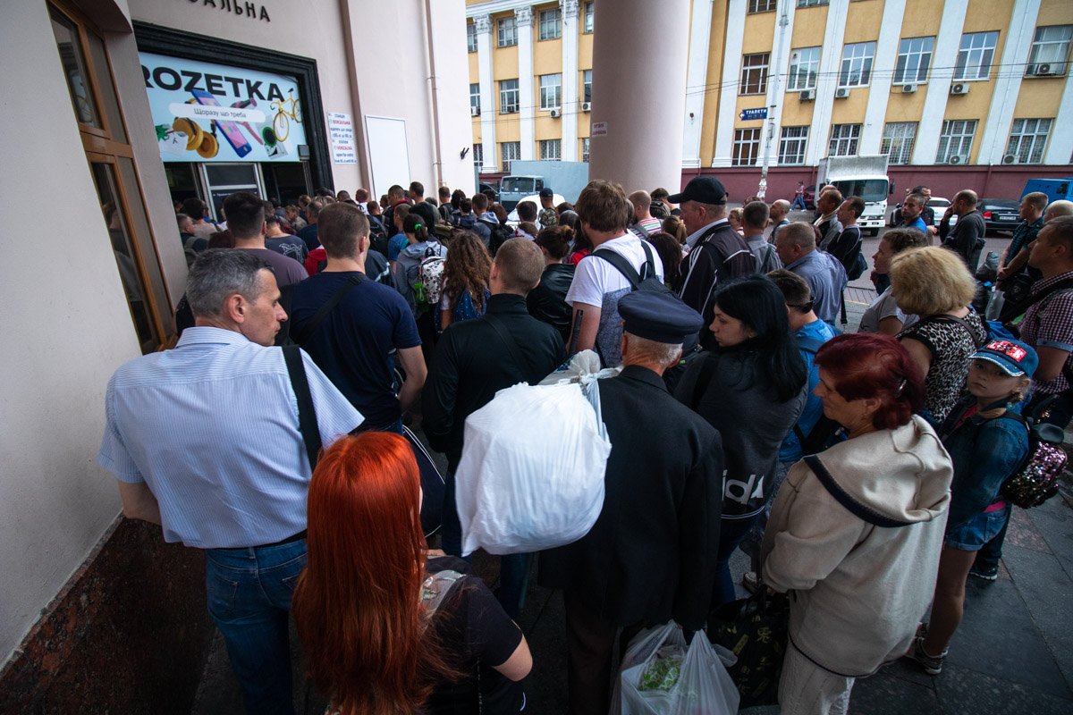 Переход на бесконтактные карты: В киевском метро начали отключать автоматы для продажи жетонов, образовались длинные очереди