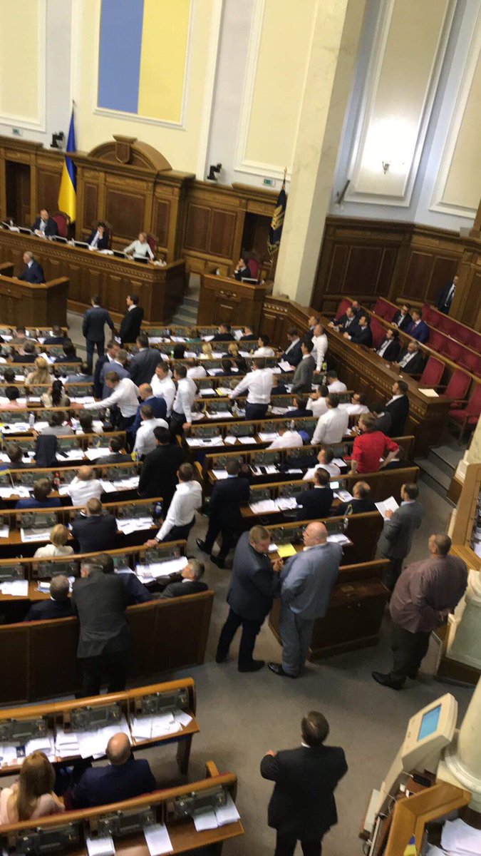 Первое блокирование, демарш меньшинства и срыв Зеленского: что происходило в Раде ночью (ФОТО)