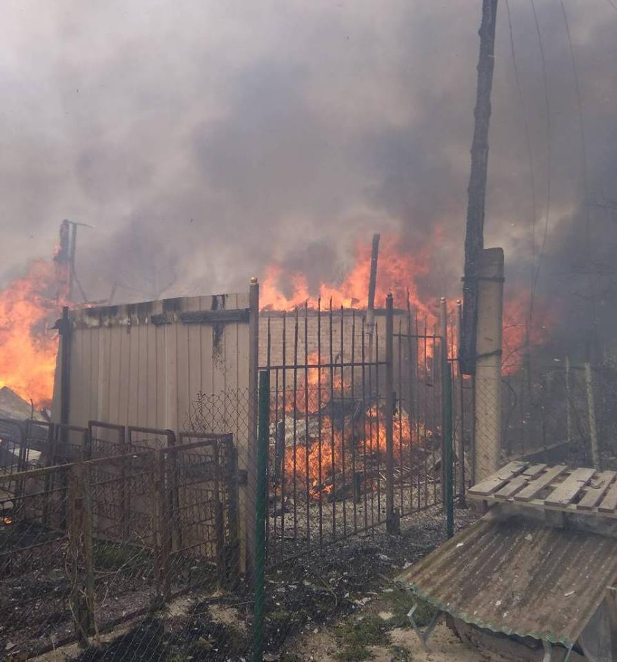 Под Херсоном горит камыш, огонь угрожает дачам