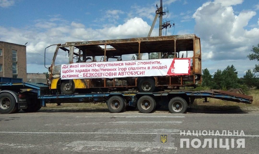 Под Киевом кандидат в депутаты устроил пиар на сгоревших автобусах (ФОТО)