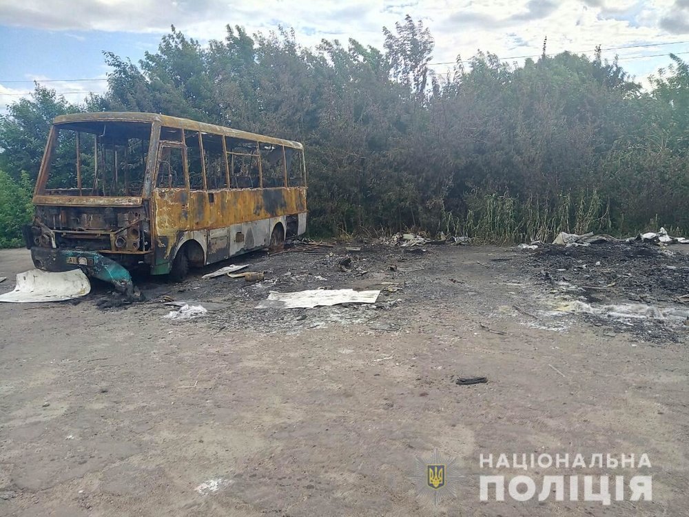Под Киевом кандидат в депутаты устроил пиар на сгоревших автобусах (ФОТО)