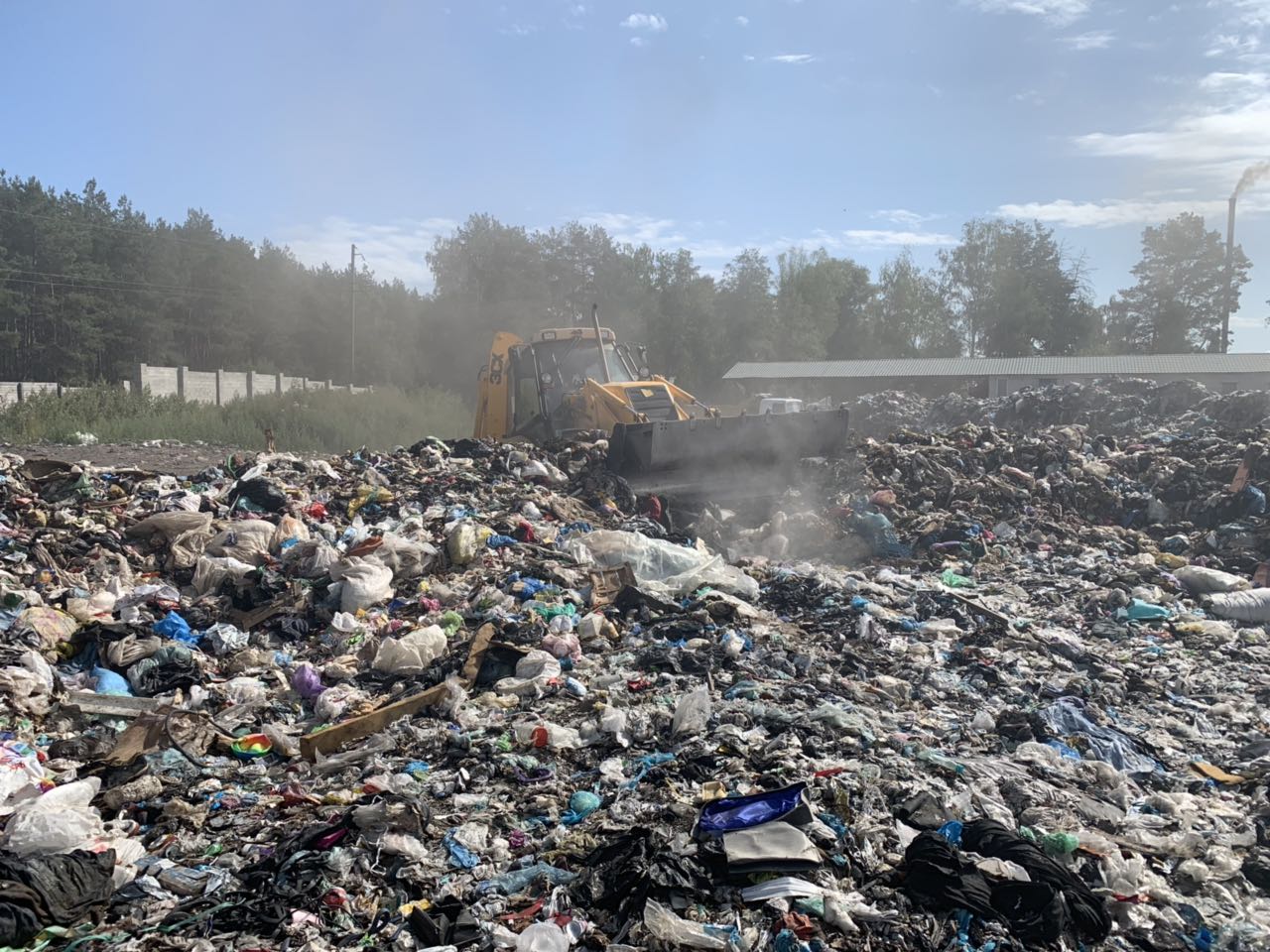 Под Киевом произошел масштабный пожар на мусорной свалке (фото)
